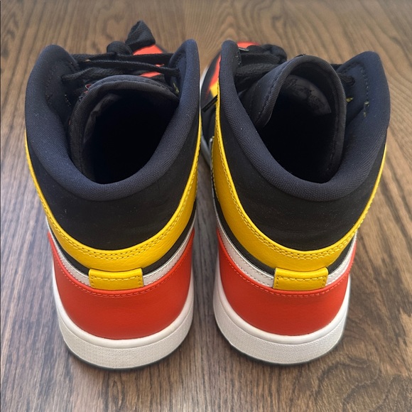 Air Jordan 1 Mid SE - Picture 4 of 10